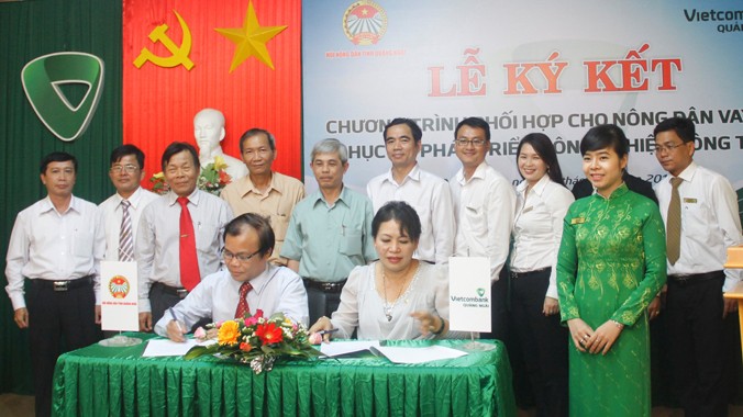 Lễ ký kết chương trình phối hợp cho nông dân vay vốn giữa Vietcombank và Hội Nông dân Quảng Ngãi.
