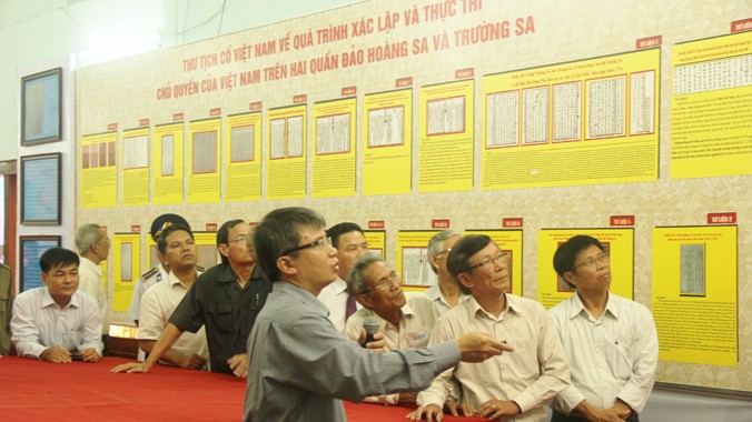 Người dân huyện Thăng Bình tham quan triển lãm. Ảnh: Nguyễn Thành.
