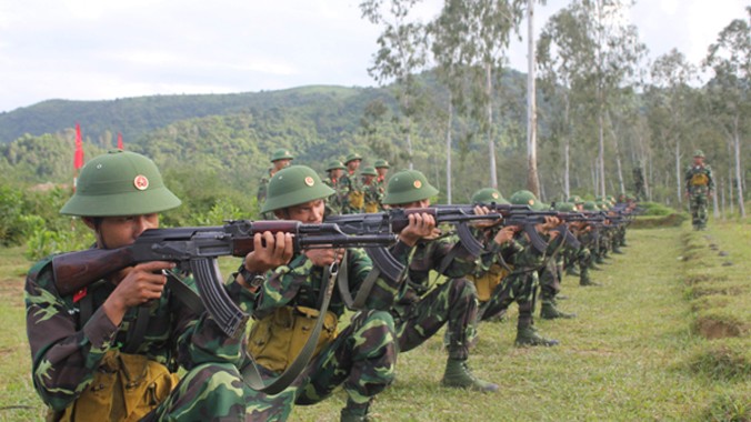 Chiến sỹ mới Trung đoàn 355 huấn luyện bắn súng tiểu liên AK.