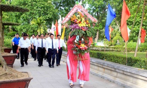 Đoàn đại biểu tỉnh Nghệ An dâng hoa dâng hương lên anh linh Chủ tịch Hồ Chí Minh. Ảnh: Tá Chuyên – TTXVN