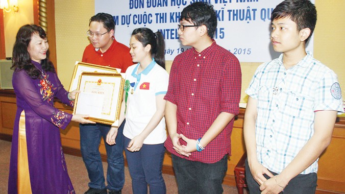 Thứ trưởng Bộ Giáo dục và Đào tạo Nguyễn Thị Nghĩa tặng hoa và Bằng khen cho các em học sinh đạt giải trong cuộc thi Intel ISEF 2015.