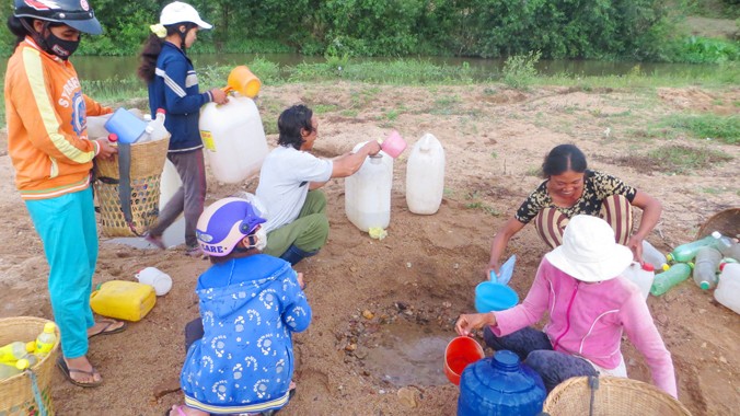 Người dân xã Ia Sao ra sông lấy nước uống.