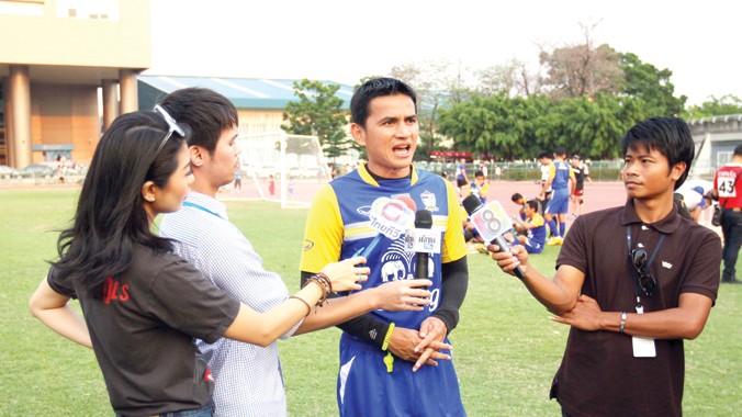 HLV Kiatisuk phát biểu với phóng viên Thái Lan trong một buổi tập. Ảnh: VSI.