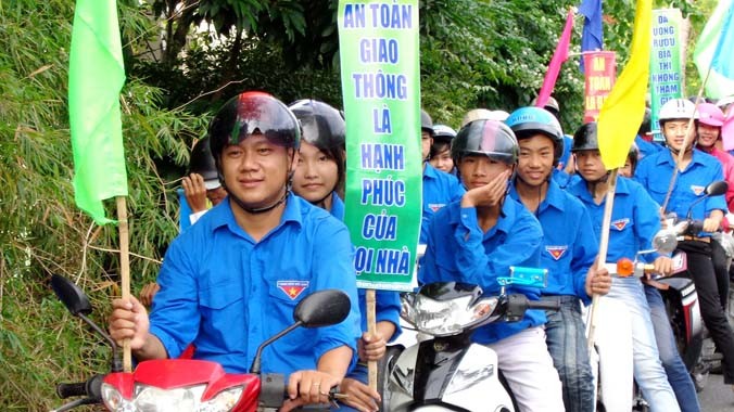 Thanh niên tham gia các hoạt động xã hội do BCH Đoàn xã Điện Ngọc tổ chức.
