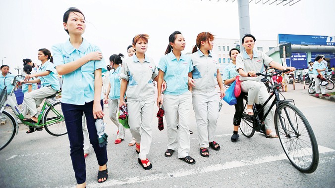 Sửa Điều 60 Luật BHXH sẽ tăng thêm quyền cho người lao động. Trong ảnh: Công nhân khu công nghiệp Thăng Long, Hà Nội tan ca. Ảnh: Hồng Vĩnh.