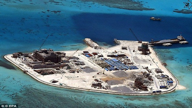 Một hòn đảo nhân tạo Trung Quốc xây dựng ở biển Đông. Ảnh: EPA.