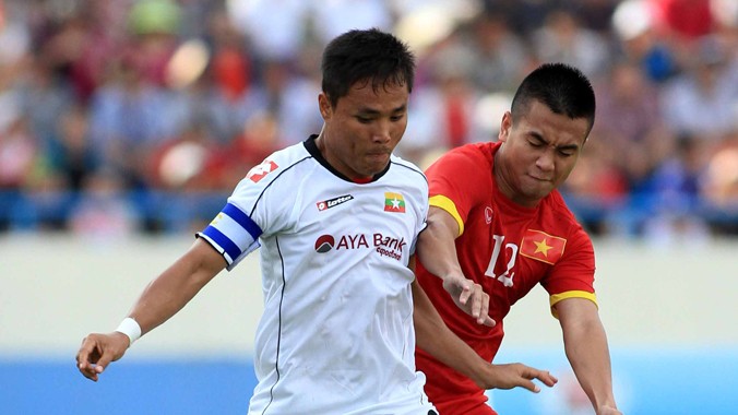 Hàng thủ U23 Việt Nam (phải) còn bộc lộ nhiều sai sót trong trận đấu với U23 Myanmar. Ảnh: VSI.