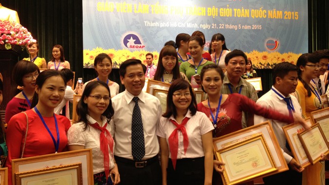 Bí thư T.Ư Đoàn Nguyễn Long Hải tặng bằng khen cho các giáo viên Tổng phụ trách Đội giỏi toàn quốc.