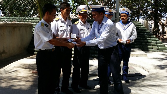 Anh Phan Hoài Nam, Bí thư Đoàn VNPT trao tặng bộ sách đổi đời “Khởi nghiệp- Kiến quốc” cho cán bộ, chiến sỹ trên quần đảo Trường Sa.