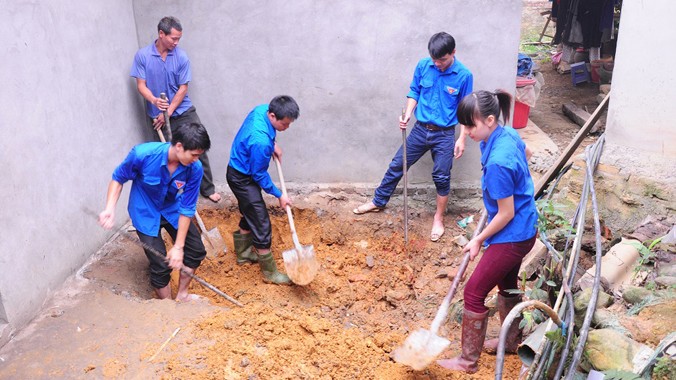 Đoàn viên thanh niên tham gia xây dựng nông thôn mới tại xã Bản Qua (huyện Bát Xát, Lào Cai).