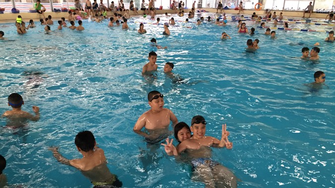 Bể bơi Tăng Bạt Hổ, Hà Nội (lúc 16h ngày 27/5). Ảnh: Hồng Vĩnh.
