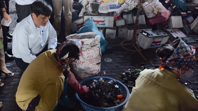 Đại diện Bộ Y tế kiểm tra việc tái chế chì tại thôn Đông Mai.