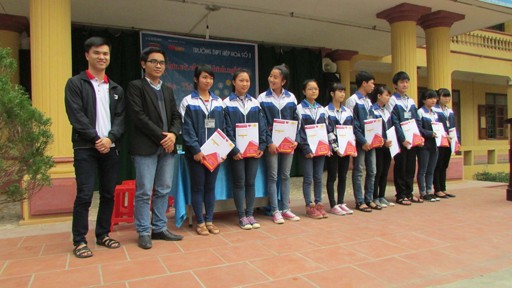 Lương Văn Thùy, thứ hai từ trái sang tặng sách cho học sinh có hoàn cảnh khó khăn trường THPT Hiệp Hòa số 3 (Bắc Giang).