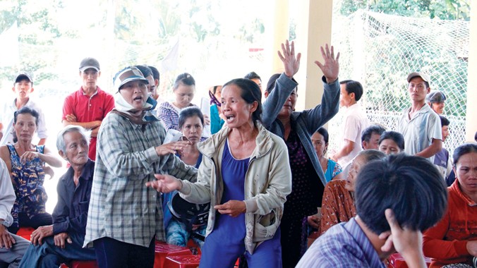 Người dân phản ứng dữ dội trước mức giá đền bù được đơn vị thi công công khai Anh: Thanh Trần.