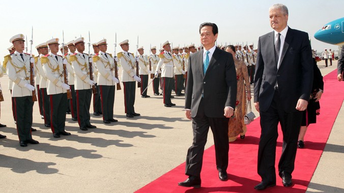 Thủ tướng Algeria Abdelmalek Sellal và Thủ tướng Nguyễn Tấn Dũng duyệt đội danh dự. Ảnh: Nhật Bắc.
