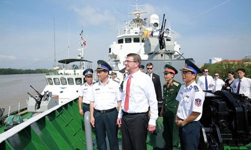 Ông Ashton Carter tham quan tàu Cảnh sát biển Việt Nam tại Vùng Cảnh sát biển một. Ảnh: Canhsatbien.vn