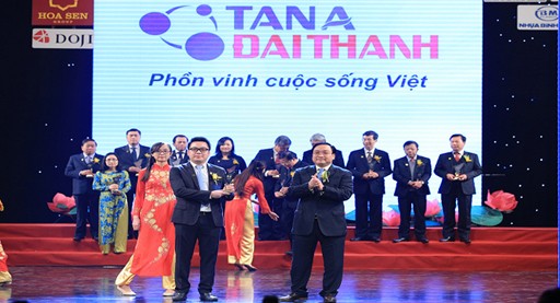 Ông Nguyễn Duy Chính (trái) - TGĐ Tập đoàn Tân Á Đại Thành đón nhận giải thưởng Thương hiệu Quốc gia 2014.