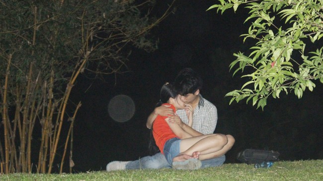 Các cặp đôi thể hiện tình yêu bằng các cảnh “nóng” ở công viên Hòa Bình (quận Cầu Giấy, Hà Nội). Ảnh: Quang Lộc.
