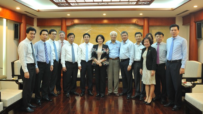 Đ/c Nguyễn Thị Kim Ngân - Ủy viên Bộ Chính trị, Phó Chủ tịch Quốc hội (thứ 7 từ trái sang) và các đ/c trong đoàn công tác chụp hình lưu niệm với lãnh đạo NHNN và Vietcombank.