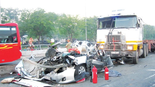 Tai nạn thảm khốc làm 5 người chết do tài xế lái xe đầu kéo “đạp nhầm chân ga. Ảnh: Ngô Bình.