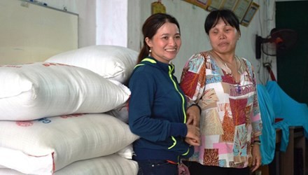 Chị Hồng tặng 700 kg gao cho Hội người mù quận Tân Bình. Ảnh: Trường Nguyên.