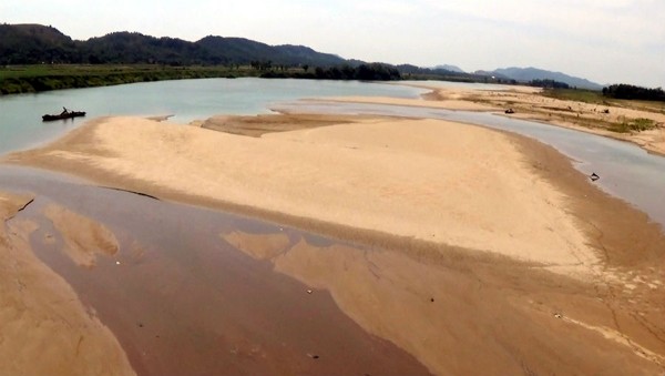 Sông Lam đoạn chảy qua huyện Thanh Chương, Nam Đàn cạn trơ đáy do nắng nóng.