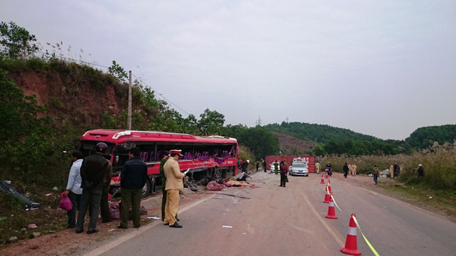 Vụ tai nạn xe container tông xe khách khiến 6 người chết, 12 người bị thương trên quốc lộ 18 cuối năm 2014.