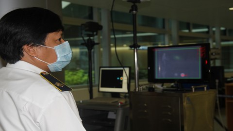 Đo thân nhiệt, giám sát các trường hợp có biểu hiện bất thường tại sân bay Tân Sơn Nhất.