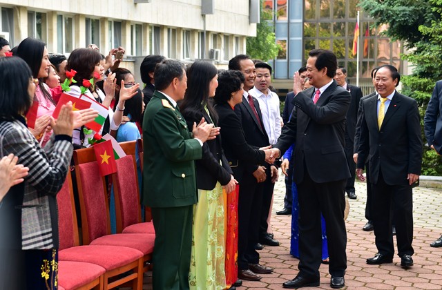 Cán bộ nhân viên Đại sứ quán và đại diện cộng đồng người Việt Nam tại Bulgaria chào đón Thủ tướng. Ảnh: VGP/Nhật Bắc