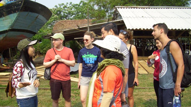 Một bạn sinh viên giới thiệu về làng mộc Kim Bồng cho du khách tham quan. Ảnh: Đào Phan.
