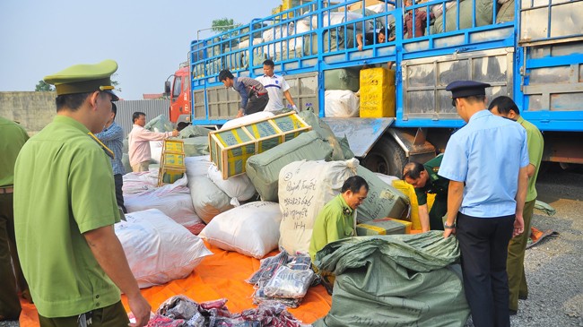 Tổ kiểm tra liên ngành tiến hành bắt giữ xe chở hàng lậu tại Lạng Sơn. Ảnh: HV.
