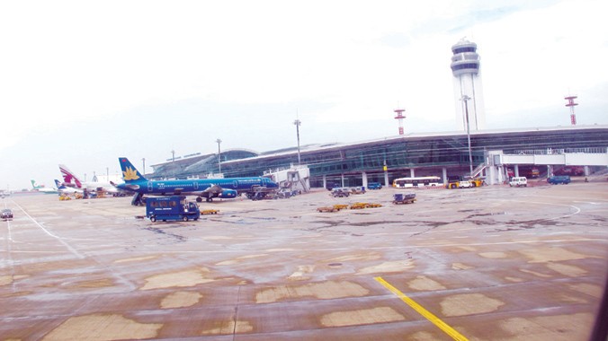 Phía trong sân bay Tân Sơn Nhất, tòa nhà hình trụ là cơ sở điều hành bay. Ảnh: Bảo An.