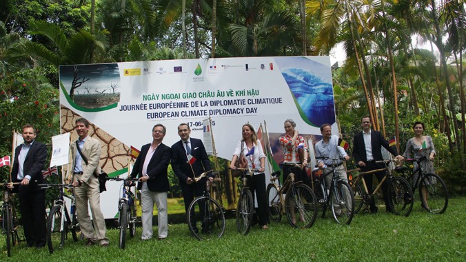 Đại sứ một số nước thành viên EU và Đại biện Lâm thời Phái đoàn Liên minh châu Âu đạp xe trong khuôn viên Đại sứ quán Pháp tại Hà Nội nhân ngày “Ngày ngoại giao châu Âu về khí hậu” 17/6/2015. Ảnh: ĐSQ Đức.
