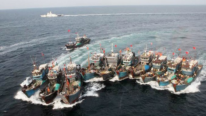 Một nhóm tàu cá Trung Quốc bị truy đuổi khi đánh bắt trộm trong vùng biển của Hàn Quốc năm 2011. Ảnh: Getty Images.