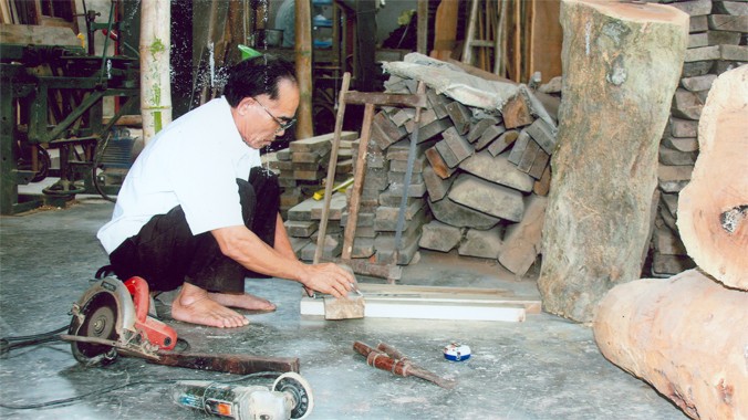 Bệnh binh Phạm Văn Giỏi hằng ngày vẫn phải vất vả mưu sinh bằng nghề thợ mộc.