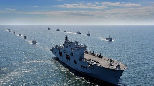 Chiếm hạm HMS Ocean của hải quân Anh tham gia cuộc tập trận.