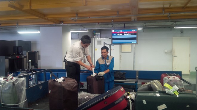 Vận chuyển hành lý từ máy bay vào khu chờ. Ảnh: Lao Động.