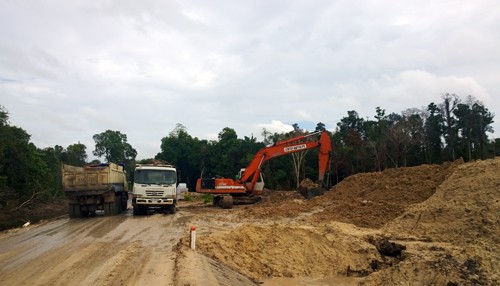 Con đường dẫn vào khu nghỉ mát mới ở phía Tây Phú Quốc đang được xây dựng. Ảnh: Vnexpress