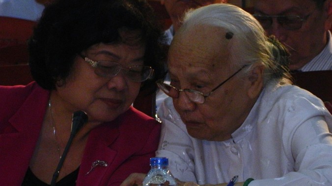 Bà Ngô Thị Huệ (bên phải), phu nhân cố Tổng Bí thư Nguyễn Văn Linh và nguyên Phó Chủ tịch nước Trương Mỹ Hoa tại hội thảo.