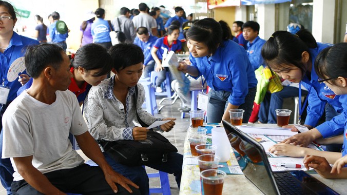 Thanh niên tình nguyện thủ đô luôn có mặt tại các kỳ thi để hỗ trợ thí sinh. Ảnh: Hồng Vĩnh.