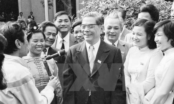 Tổng Bí thư Nguyễn Văn Linh với các đại biểu dự Đại hội Đảng 6 - Đại hội "Đổi mới" của Việt Nam, diễn ra tại Hà Nội từ ngày 15-18/12/1986. (Ảnh: Xuân Lâm/TTXVN)