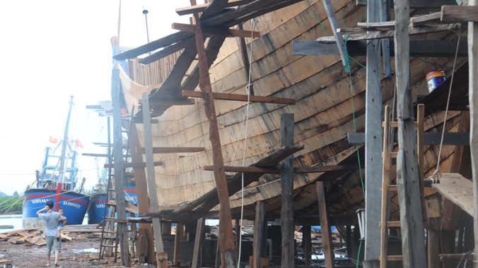 Dù chưa được giải ngân đồng nào, nhưng ngư dân Tiến Thủy (huyện Quỳnh Lưu, Nghệ An) vẫn chủ động đóng mới 3 tàu đánh cá xa bờ. Ảnh: QL.
