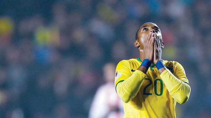 Nỗi thất vọng của Robinho sau khi Brazil bị loại khỏi Copa America. Ảnh: AP.