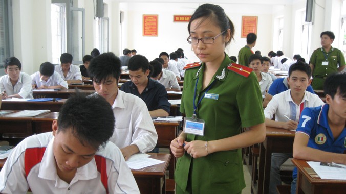 Thí sinh dự thi tuyển sinh năm 2014 tại Học viện Cảnh sát. Ảnh: Hồ Thu.