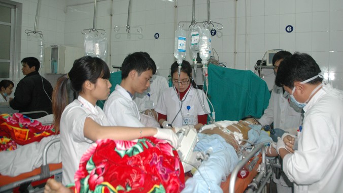Cấp cứu nạn nhân TNGT tại Bệnh viện Việt Đức, Hà Nội.Ảnh: Bảo An.