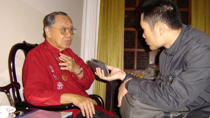 GS Trần Văn Khê trò chuyện với phóng viên Tiền Phong tại Hà Nội ngày 18/11/2005. Ảnh: Bùi Trọng Hiền.