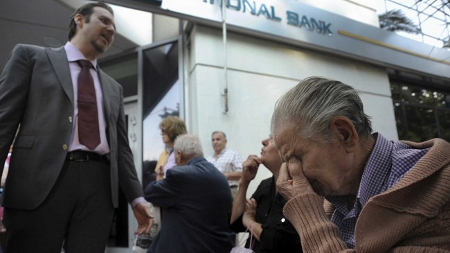 Người dân Hy Lạp mỏi mòn chờ bên ngoài ngân hàng với hy vọng rút được tiền. Ảnh: Getty Images.