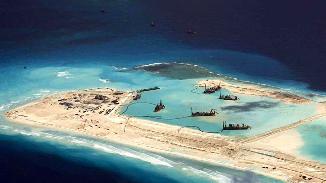Cộng đồng quốc tế lo ngại trước việc Trung Quốc ráo riết xây đảo nhân tạo ở khu vực tranh chấp trên biển Đông. Ảnh: US Navy.