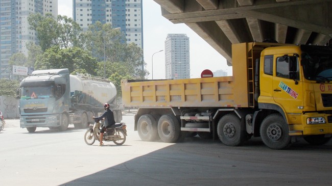 Xe tải “bịt” đường đường Nguyễn Xiển sáng 17/6. Ảnh: AT.