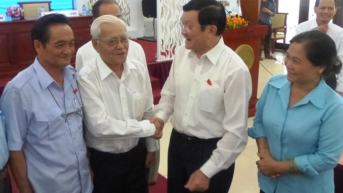 Chủ tịch nước trao đổi với cử tri quận 1. Ảnh: Huy Thịnh.